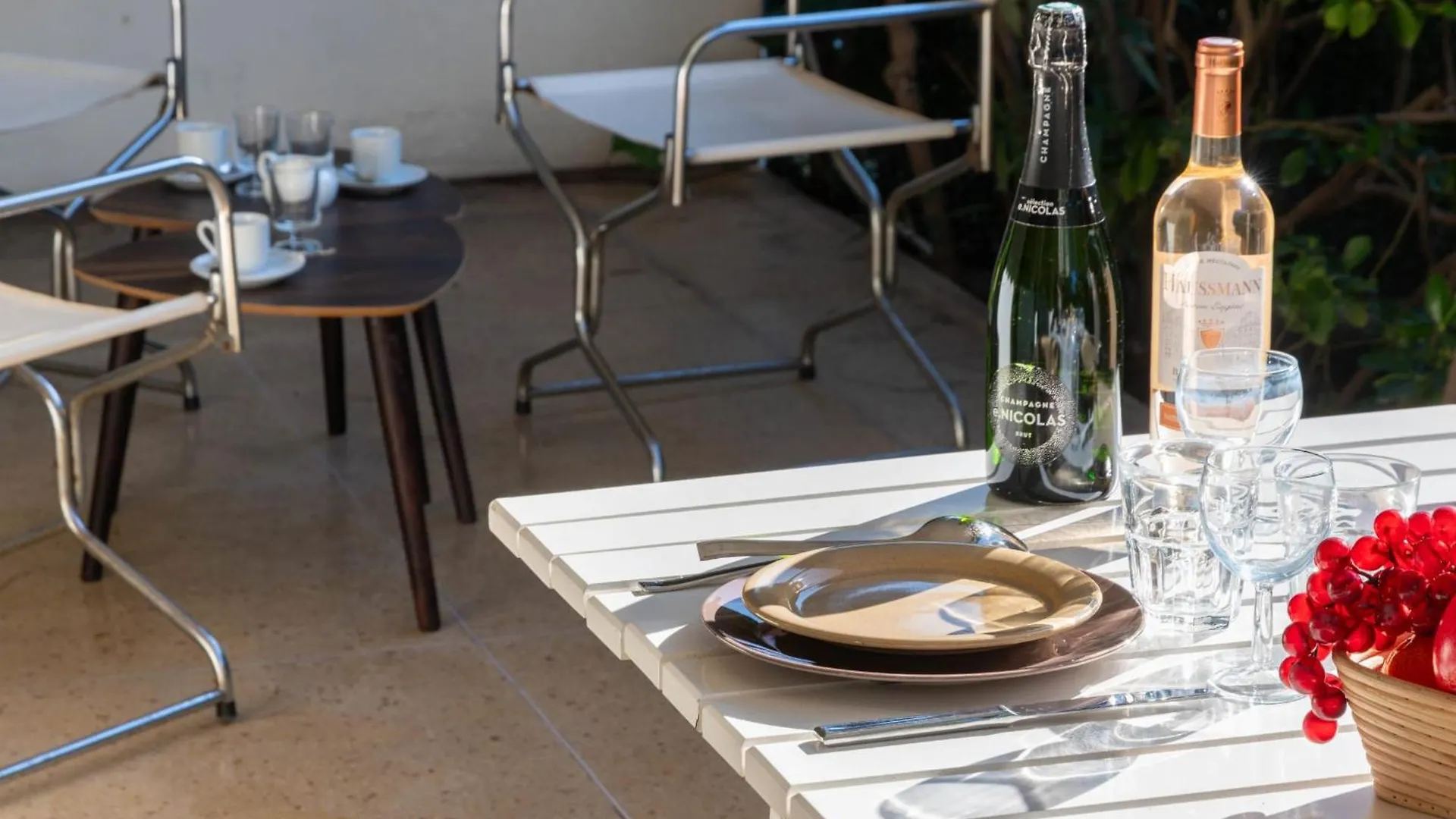 Garden-Level Apartment In Palm Beach With Garage Cannes 0*,  Frankreich