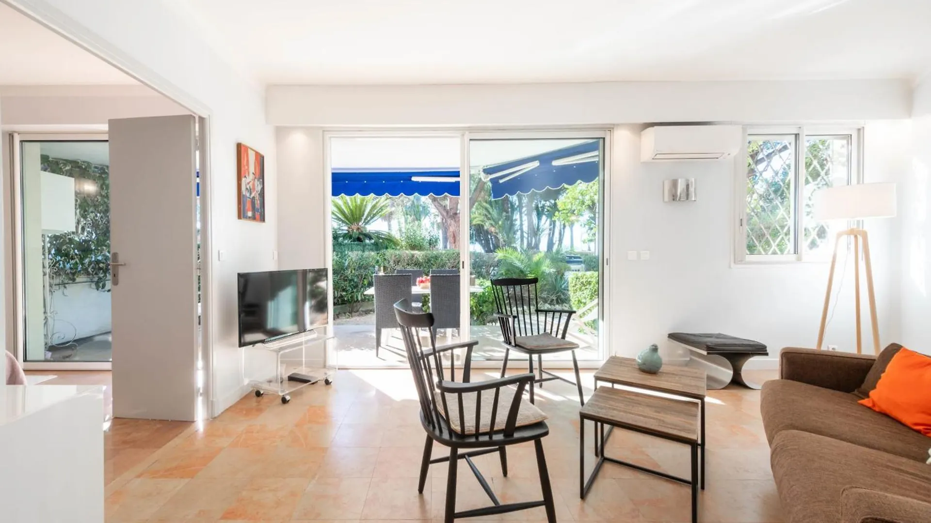 Garden-Level Apartment In Palm Beach With Garage location